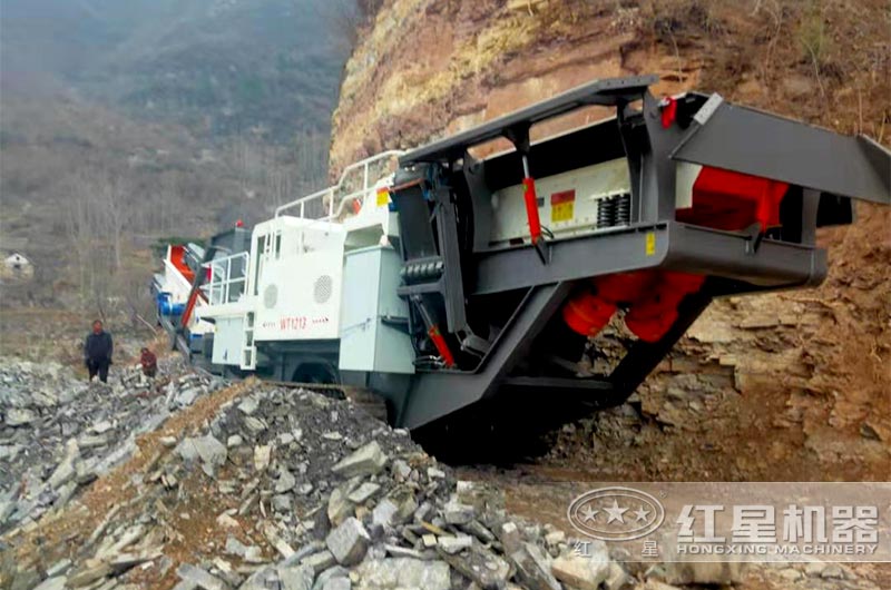 移動(dòng)破碎機(jī)處理隧道廢料的現(xiàn)場(chǎng)