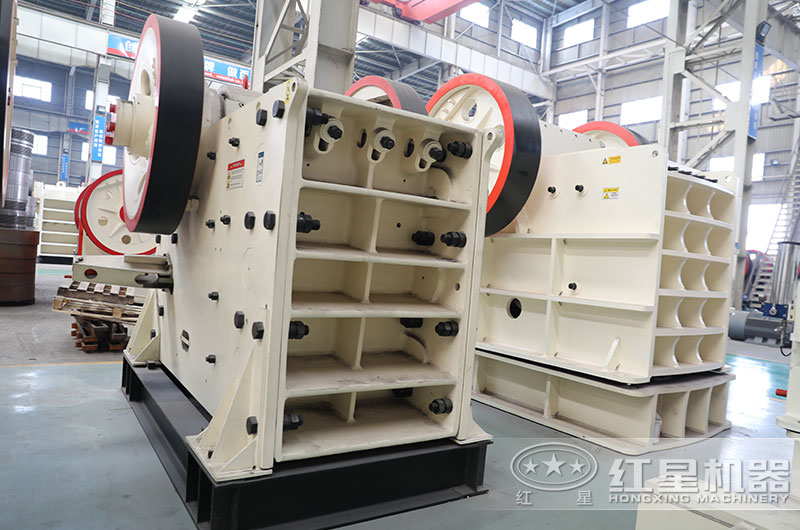 鄂式粗破碎機(jī)圖片