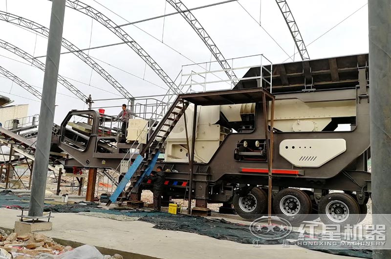 顎式移動破碎站工作現(xiàn)場圖片