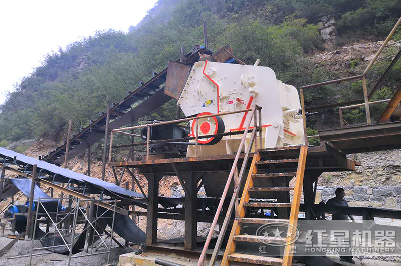 反擊式制砂機(jī)工作現(xiàn)場(chǎng)實(shí)拍圖
