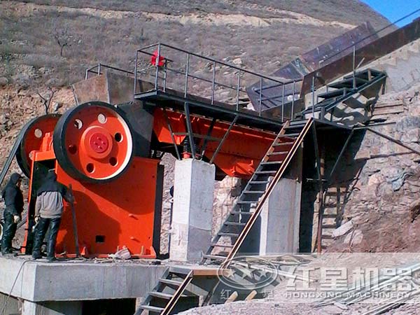 鄂式破碎機(jī)投產(chǎn)現(xiàn)場