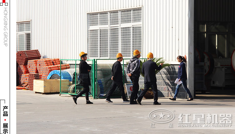 客戶來廠參觀對輥機(jī)