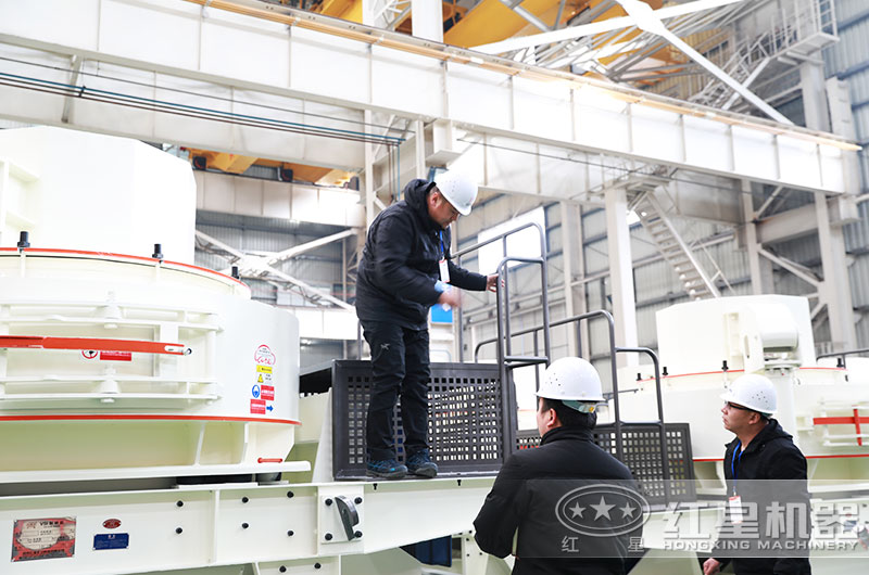 客戶來(lái)廠考察制砂機(jī)