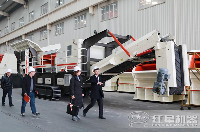 山東用戶(hù)來(lái)廠(chǎng)參觀履帶式移動(dòng)破碎石子機(jī)