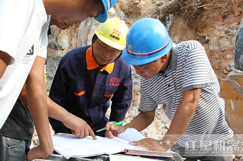 紅星技術(shù)人員現(xiàn)場(chǎng)勘查環(huán)境和石料為用戶(hù)設(shè)計(jì)生產(chǎn)流程