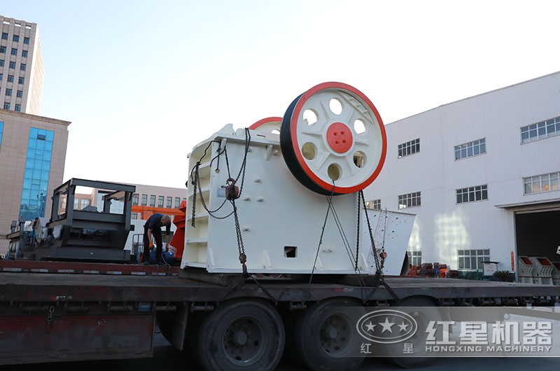 客戶顎式破碎機(jī)裝車(chē)發(fā)貨現(xiàn)場(chǎng)