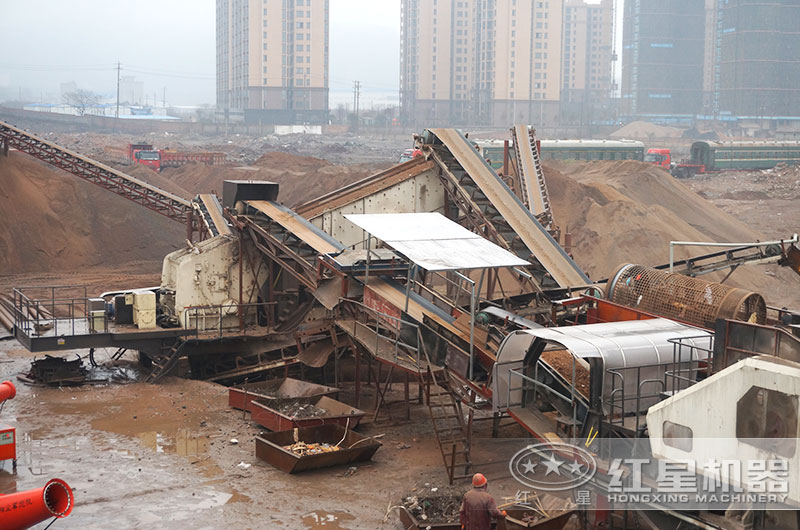 移動(dòng)式破碎機(jī)現(xiàn)場(chǎng)圖