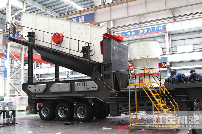 紅星技術(shù)工人正在認真組裝設(shè)備