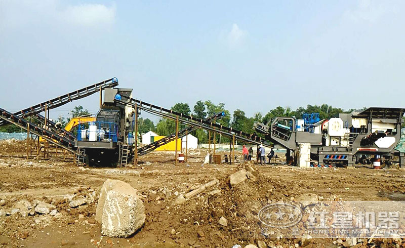 移動(dòng)磚渣粉碎機(jī)作業(yè)現(xiàn)場(chǎng)