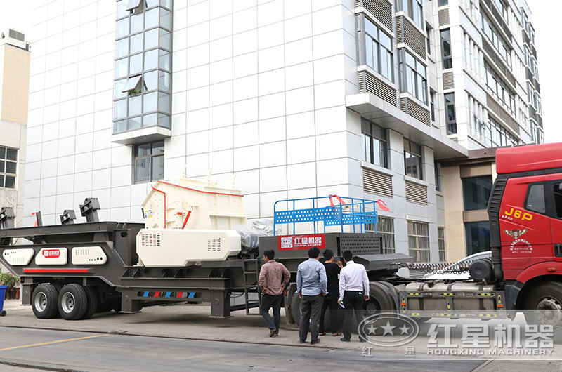 山西用戶訂購的移動破碎機裝車發(fā)貨