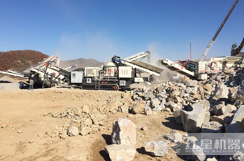 巨石移動履帶顎式破碎機和圓錐破碎機搭配作業(yè)現(xiàn)場