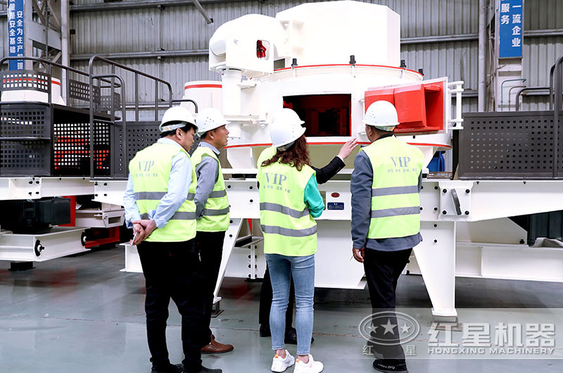 紅星技術(shù)經(jīng)理正在為來廠用戶認(rèn)真講解HVI制砂機(jī)的破碎方式