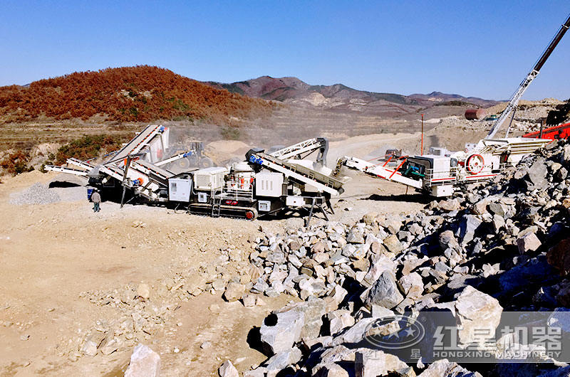 三機組合作業(yè)的油電兩用破碎站生產(chǎn)現(xiàn)場