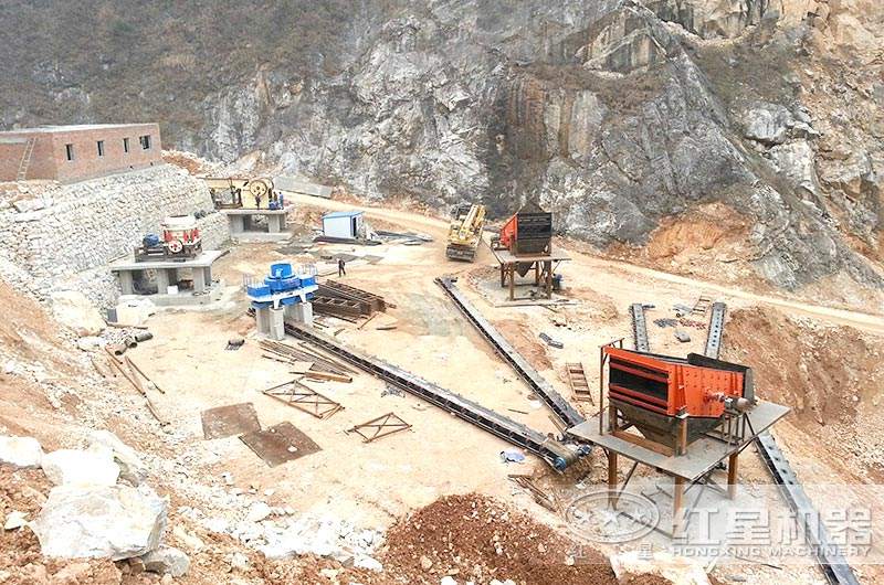 一處正在建的小型砂石制沙碎石生產(chǎn)現(xiàn)場