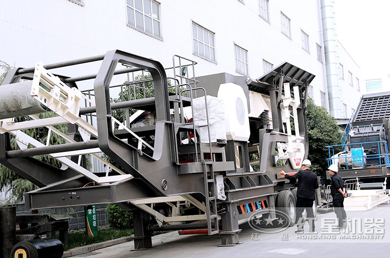 客戶(hù)來(lái)廠考察移動(dòng)碎石機(jī)