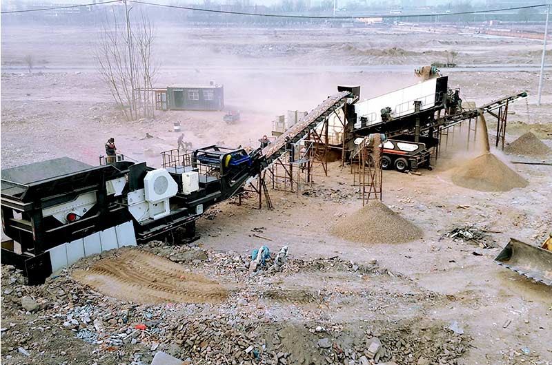 客戶移動式建筑垃圾破碎站工作現(xiàn)場