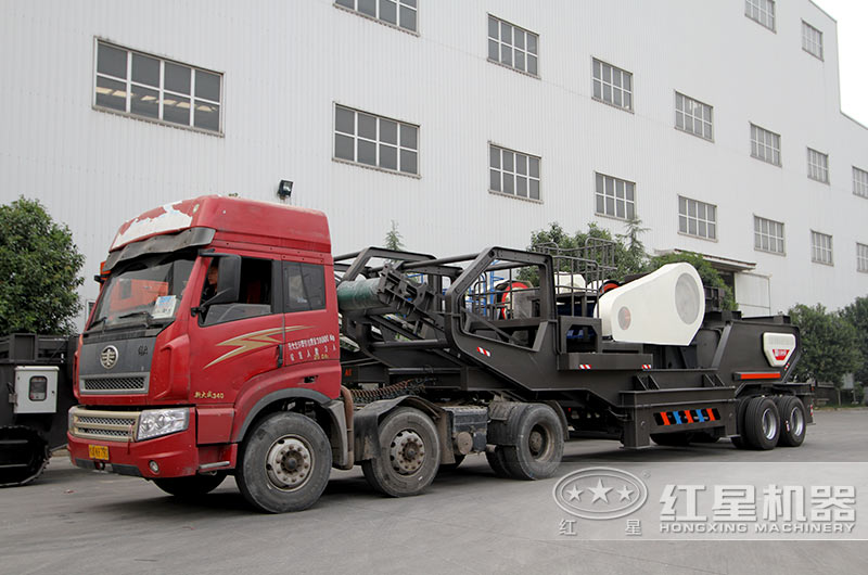 客戶移動式建筑垃圾破碎機發(fā)貨現(xiàn)場