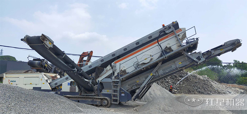 履帶移動(dòng)破加工白云石同出石子、沙子現(xiàn)場(chǎng)