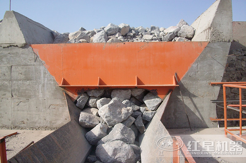 日產(chǎn)1萬方的石子加工廠需要配置幾臺(tái)多大型號(hào)的顎破機(jī)？